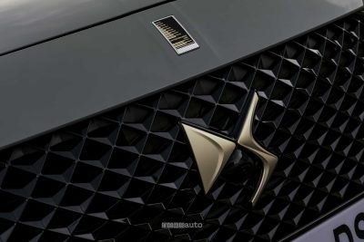 DS 7 Performance Line badge della griglia anteriore