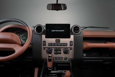 Display infotainment abitacolo Land Rover Defender storico con personalizzazione OCTA