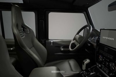 Land Rover Classic Defender V8 livrea Narvik Dark abitacolo