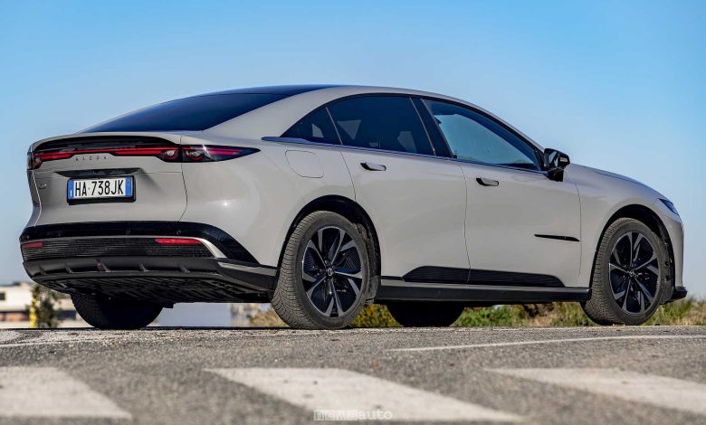 La Mazda 6e vista di 3/4 posteriore
