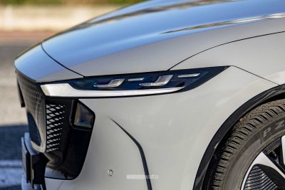 Mazda 6e faro anteriore firma luminosa