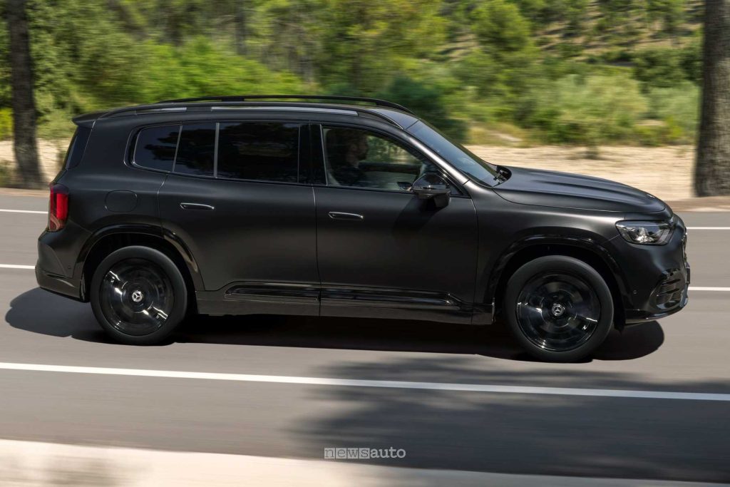 Nuova Mercedes GLB su strada