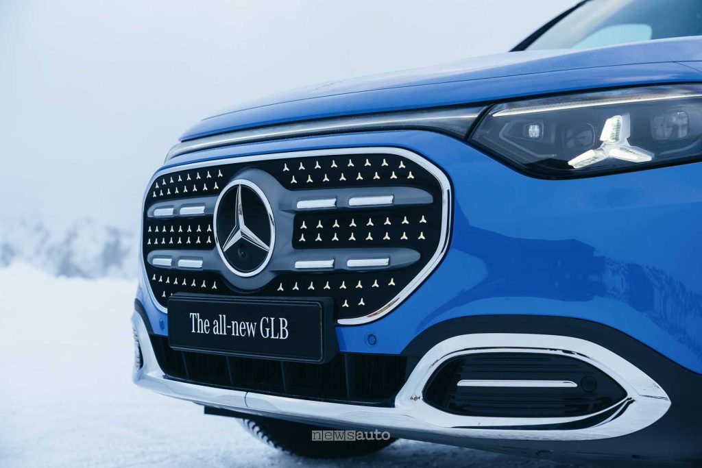 Nuova Mercedes GLB 250+ griglia anteriore