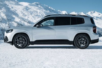 Nuova Mercedes GLB ibrida laterale
