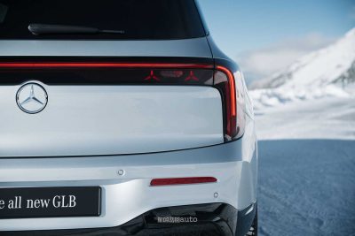 Nuova Mercedes GLB ibrida firma luminosa posteriore
