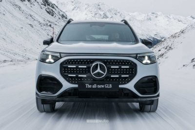 Nuova Mercedes GLB ibrida in azione sulla neve