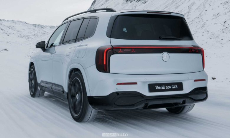 Nuova Mercedes GLB ibrida in azione sulla neve