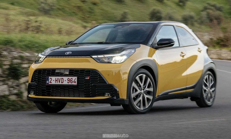 Nuova Toyota Aygo X GR Sport su strada