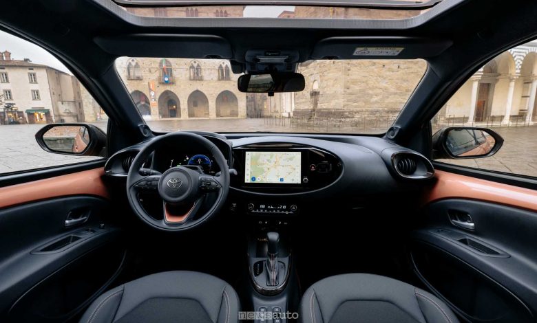 Nuova Toyota Aygo X plancia abitacolo