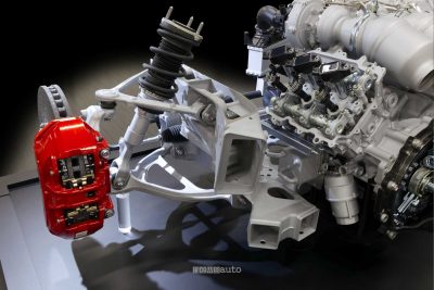 Toyota GR GT dettaglio dell'impianto freni e delle sospensioni anteriori