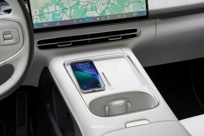 Xpeng G6 2026 vano per la ricarica wireless dello smartphone