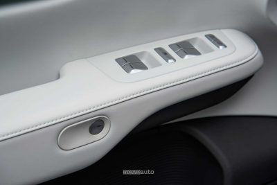 Xpeng G6 2026 comandi portiera guidatore