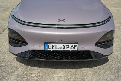 Xpeng G6 2026 frontale, firma luminosa anteriore