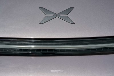 Xpeng G6 2026 logo cofano anteriore