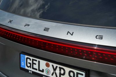 Xpeng G9 2026 firma luminosa portellone posteriore