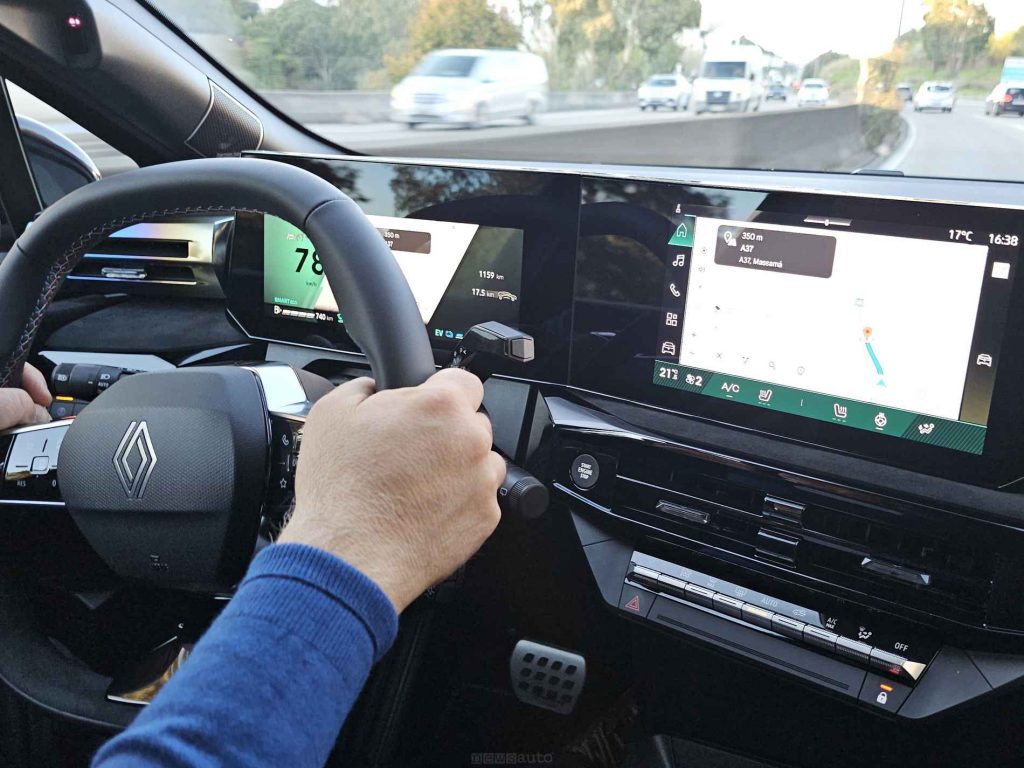 L'abitacolo rinnovato della nuova Renault Clio con il doppio schermo da 10,1 pollici come sulla R5