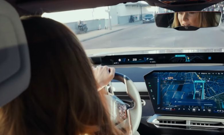 Guidatore e passeggeri possono interagire col sistema di infotainment della BMW attraverso una interlocuzione diretta, come se si stesse parlando con un umano grazie al sistema Intelligent Personal Assistant integrato ora con l'AI di Alexa+