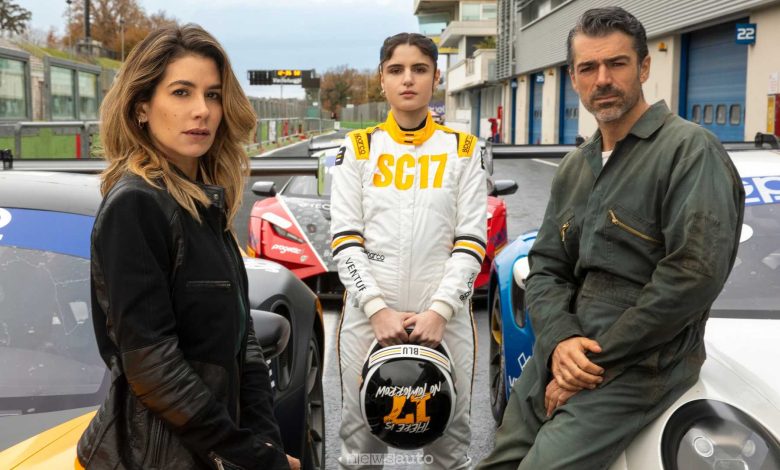 I protagonisti della serie TV Motor Valley: Giulia Michelini (Elena) e Caterina Forza (Blu) e Luca Argentero (Arturo)