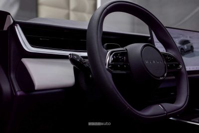 Mazda CX-6e volante