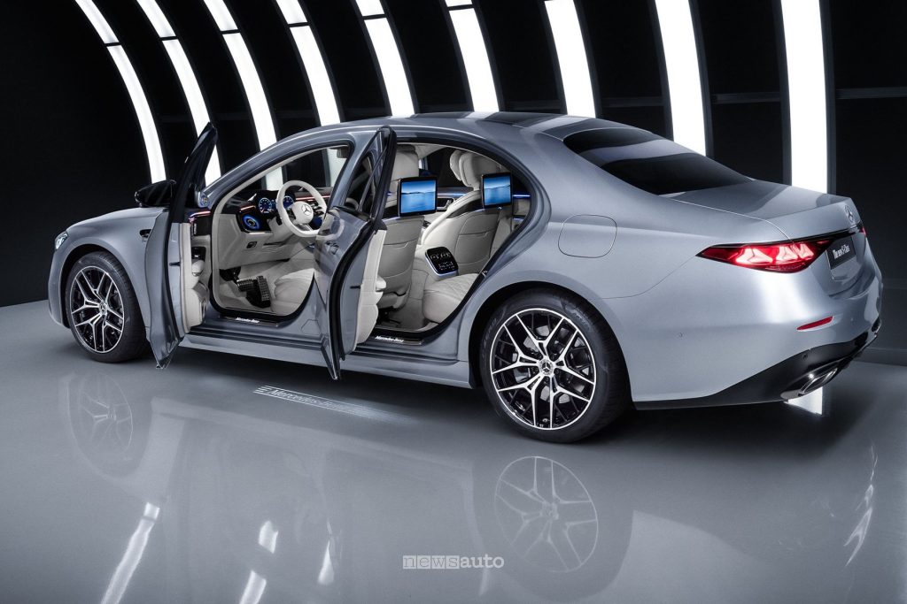 Mercedes-Benz Classe S AMG Line apertura delle portiere