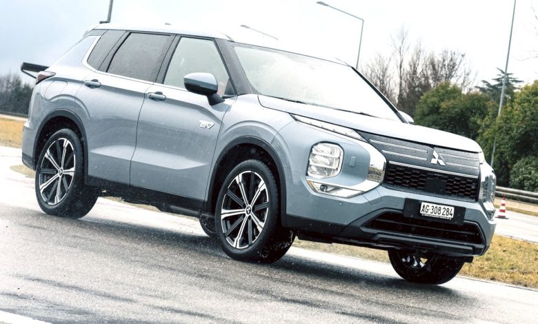 Mitsubishi Outlander PHEV in movimento