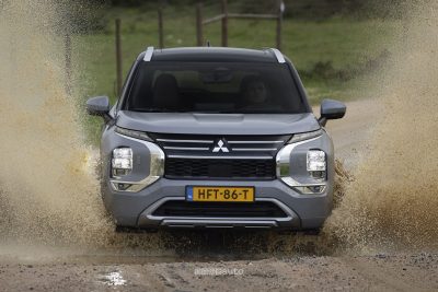 Mitsubishi Outlander PHEV guado sullo sterrato