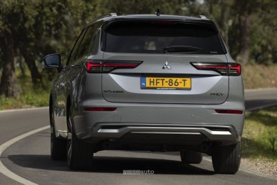 Mitsubishi Outlander PHEV su strada