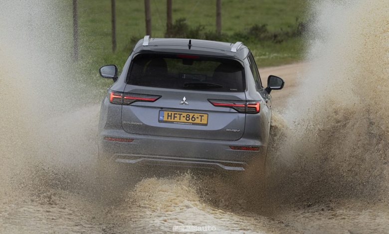 Mitsubishi Outlander PHEV guado sullo sterrato