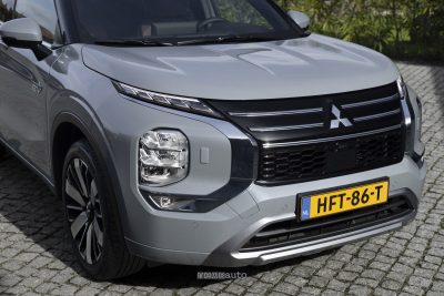 Mitsubishi Outlander PHEV fari, griglia e paraurti anteriori