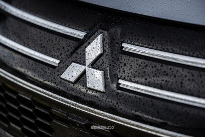 Mitsubishi Outlander PHEV logo griglia anteriore