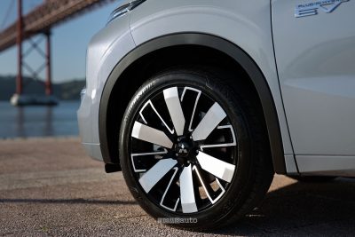 Mitsubishi Outlander PHEV cerchi da 20"
