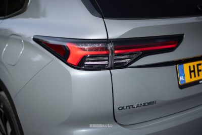 Mitsubishi Outlander PHEV faro posteriore firma luminosa