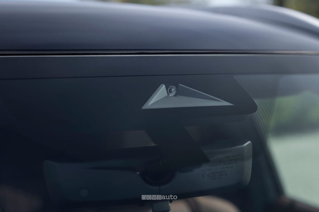 Mitsubishi Outlander PHEV telecamera sul parabrezza anteriore