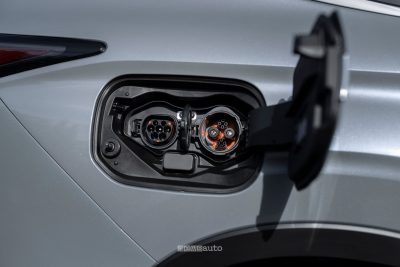 Mitsubishi Outlander PHEV vano per la ricarica con cavo Tipo 2 e CHAdeMO
