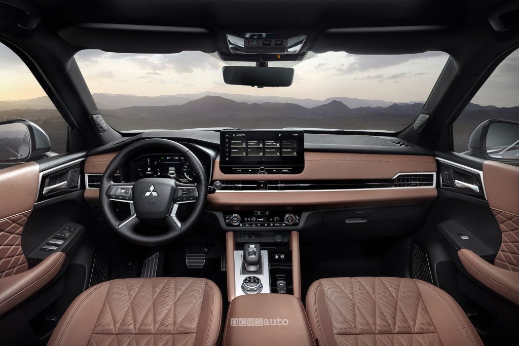 Mitsubishi Outlander PHEV plancia abitacolo