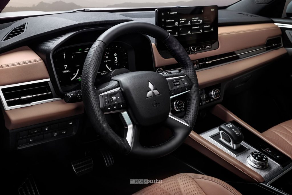 Mitsubishi Outlander PHEV volante abitacolo