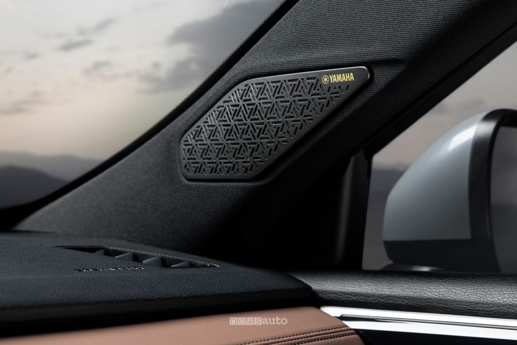 Mitsubishi Outlander PHEV casse audio impianto Yamaha