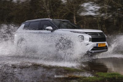 Mitsubishi Outlander PHEV guado sullo sterrato