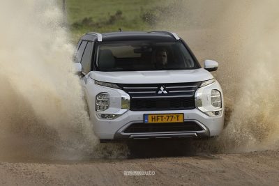 Mitsubishi Outlander PHEV guado sullo sterrato