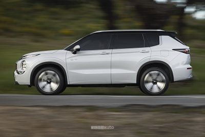 Mitsubishi Outlander PHEV su strada