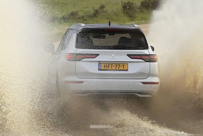 Mitsubishi Outlander PHEV guado sullo sterrato