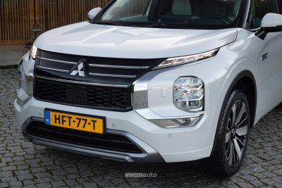 Mitsubishi Outlander PHEV griglia e paraurti anteriore