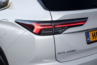 Mitsubishi Outlander PHEV faro posteriore firma luminosa