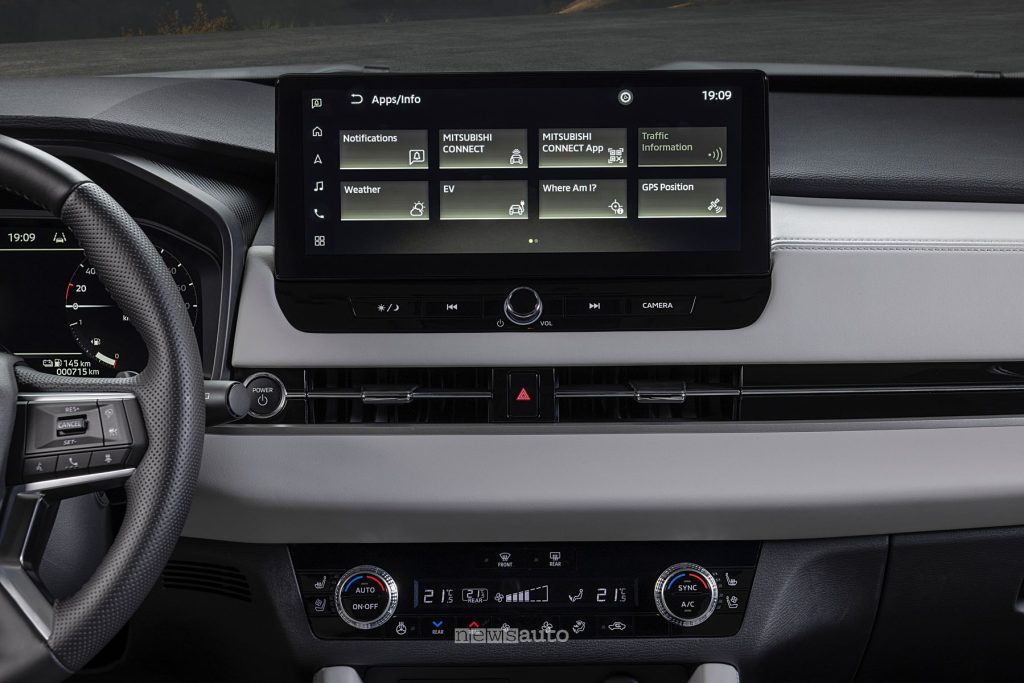 Mitsubishi Outlander PHEV display infotainment da 12,3”