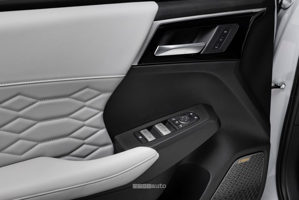 Mitsubishi Outlander PHEV rivestimento della portiera del guidatore