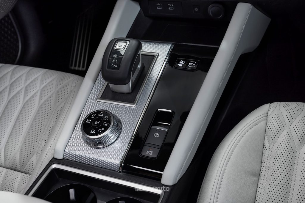 Mitsubishi Outlander PHEV comandi della console centrale