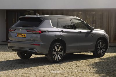 Mitsubishi Outlander PHEV posteriore 3/4