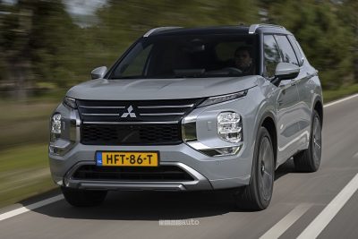 Mitsubishi Outlander PHEV su strada