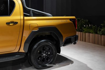 Nuova Toyota Hilux Hybrid a 48V cassone posteriore