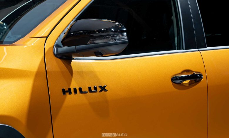 Nuova Toyota Hilux Hybrid a 48V telecamera nello specchietto laterale